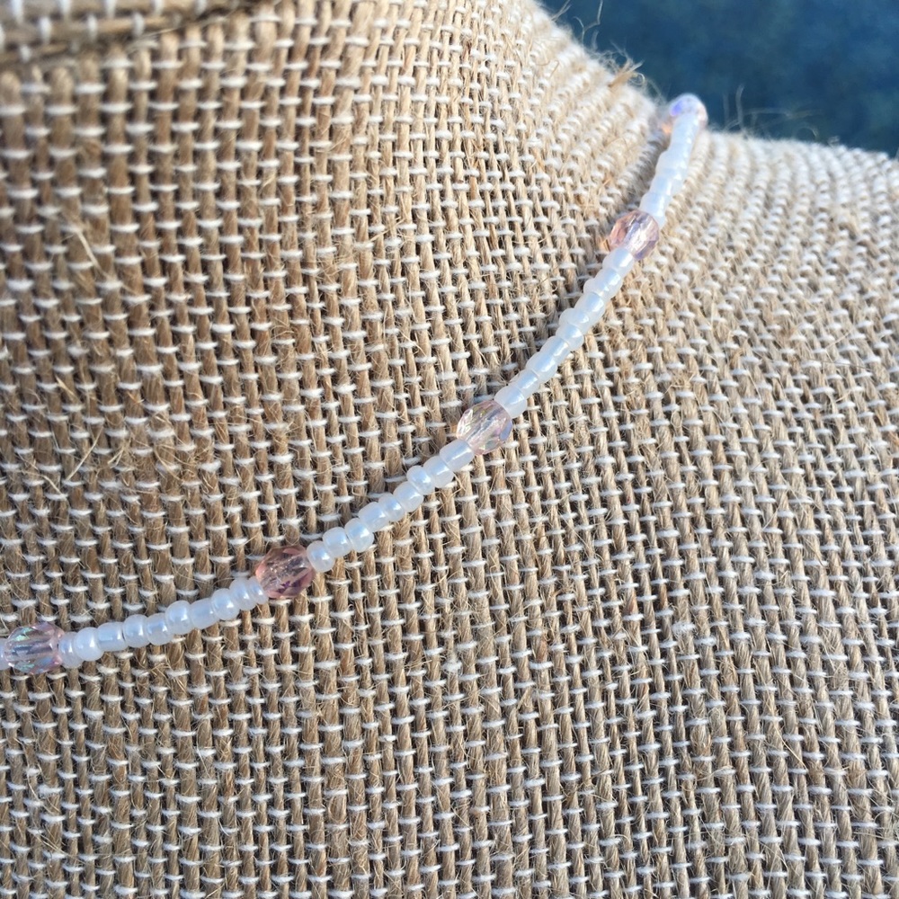 Light pink and white pattern beaded choker - Picture 2 of 3